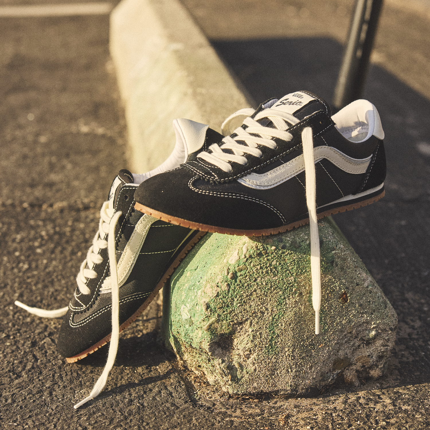 Vans Super Lowpro - Women's - Black/White